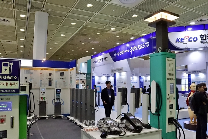 [전기전] 밤길 비추는 전기차 충전기 - 산업종합저널 전시회