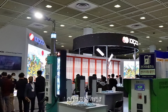 [전기전] 밤길 비추는 전기차 충전기 - 산업종합저널 전시회