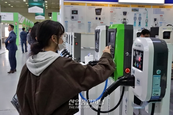 [전기전] 밤길 비추는 전기차 충전기 - 산업종합저널 전시회