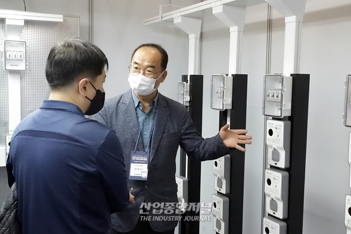 [전기전] 전기차 충전기, '일체형으로 공간활용↑' - 산업종합저널 전시회