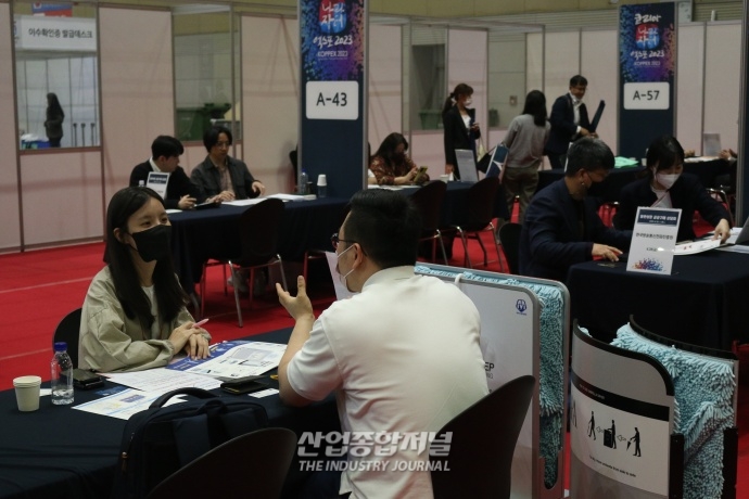 [나라장터] 마지막 날에도 활발한 ‘동반성장 상담회’ - 산업종합저널 전시회