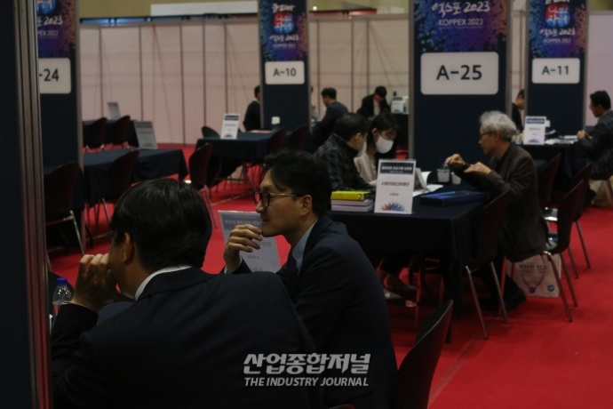 [나라장터] 마지막 날에도 활발한 ‘동반성장 상담회’ - 산업종합저널 전시회