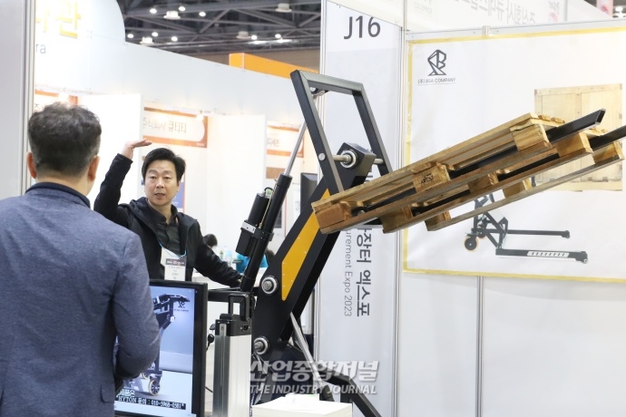 [나라장터]카트처럼 끌고 다니는 보행식 소형 지게차 - 산업종합저널 전시회