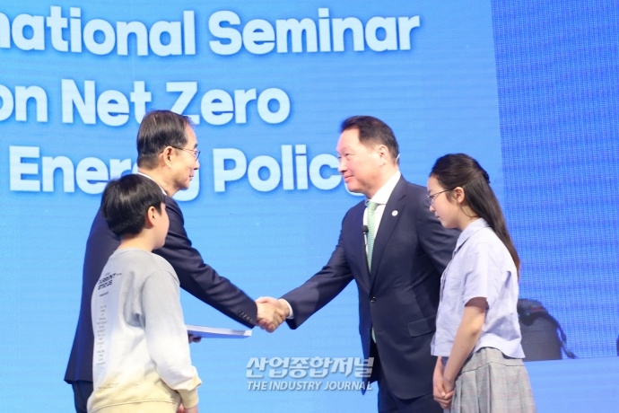 최태원 대한상의 회장, 한덕수 국무총리에 ‘탄소중립 100대 정책과제’ 전달 - 산업종합저널 기타