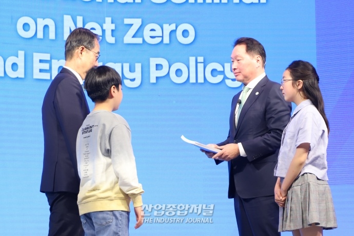 최태원 대한상의 회장, 한덕수 국무총리에 ‘탄소중립 100대 정책과제’ 전달 - 산업종합저널 기타