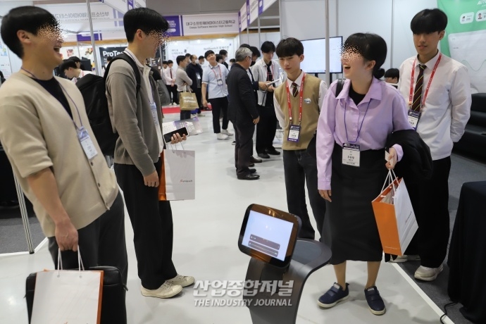 [AI 엑스포] 전시회에서 만난 AI산업의 미래 인재 - 산업종합저널 전시회