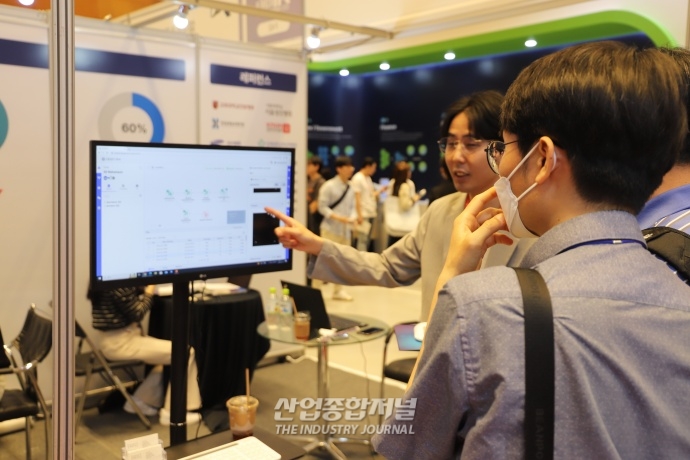 [AI 엑스포] “코딩 없이 드래그만으로 프로그램을 제작한다고?” - 산업종합저널 전시회