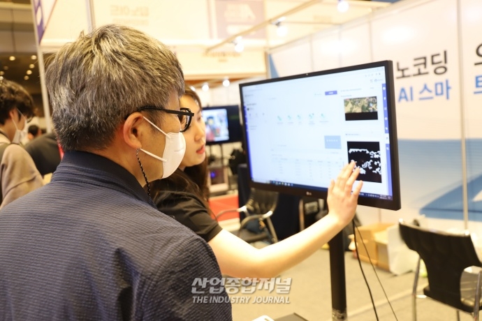 [AI 엑스포] “코딩 없이 드래그만으로 프로그램을 제작한다고?” - 산업종합저널 전시회