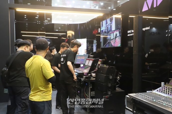 [산업VIEW]‘KOBA 2023', 음향장비 사용해보는 참관객들 - 산업종합저널 전시회