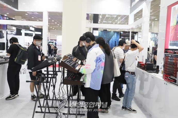 [산업VIEW]‘KOBA 2023', 음향장비 사용해보는 참관객들 - 산업종합저널 전시회