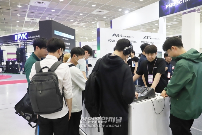 [산업VIEW]‘KOBA 2023', 음향장비 사용해보는 참관객들 - 산업종합저널 전시회
