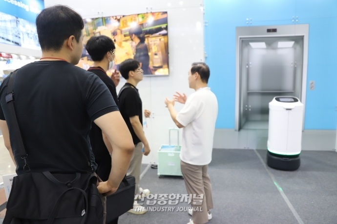 “반찬 많은 한식도 거뜬”, 자율주행 서빙로봇 - 산업종합저널 전시회