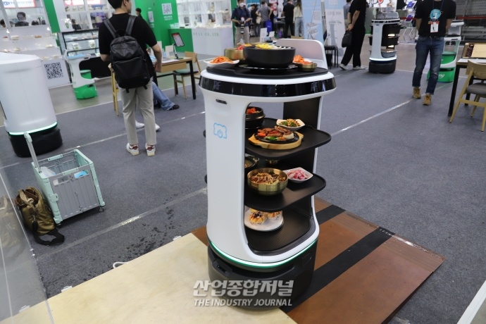 “반찬 많은 한식도 거뜬”, 자율주행 서빙로봇 - 산업종합저널 전시회