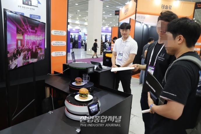 "로봇청소기인 줄 알았는데, 서빙로봇이라고?“ - 산업종합저널 전시회