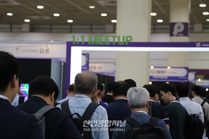 스타트업 박람회에서 기다리는 1:1 비즈니스 미팅 - 산업종합저널 전시회