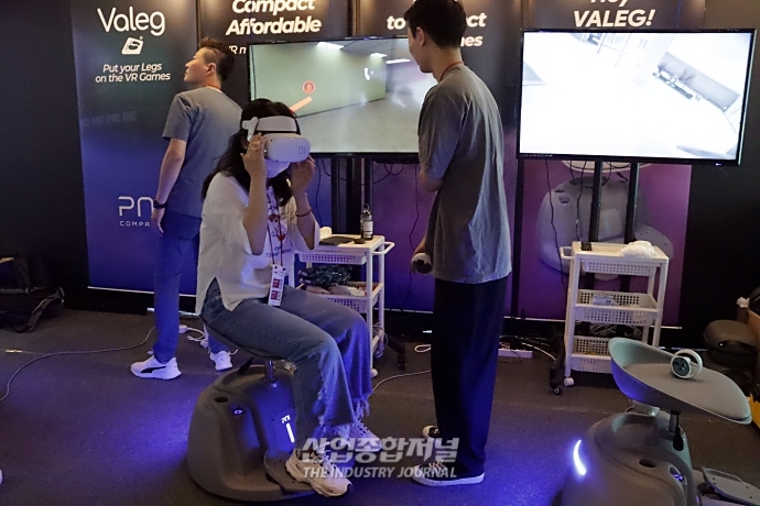 [메타버스 엑스포] VR게임, '앉아서 편하게, 발로 더 몰입되게' - 산업종합저널 전시회
