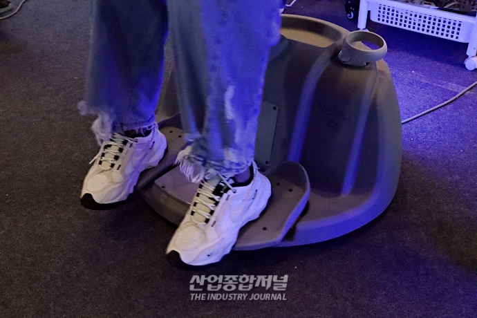 [메타버스 엑스포] VR게임, '앉아서 편하게, 발로 더 몰입되게' - 산업종합저널 전시회