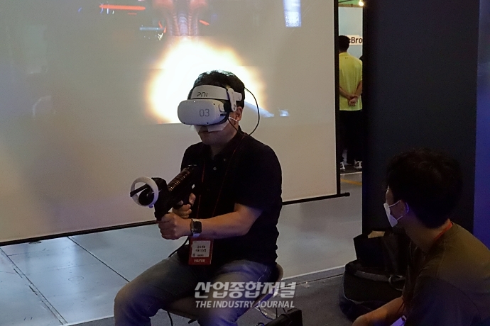 [메타버스 엑스포] VR게임, '앉아서 편하게, 발로 더 몰입되게' - 산업종합저널 전시회