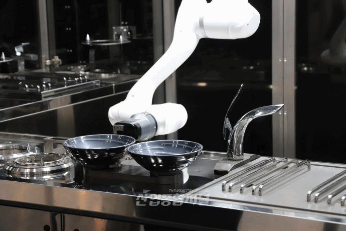 [움짤뉴스] 면 받으러 그릇 옮기는 조리로봇 - 산업종합저널 전시회