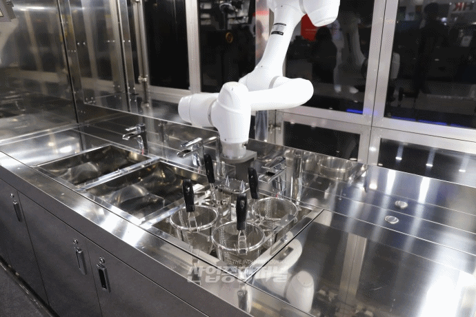 [움짤뉴스] 면 받으러 그릇 옮기는 조리로봇 - 산업종합저널 전시회