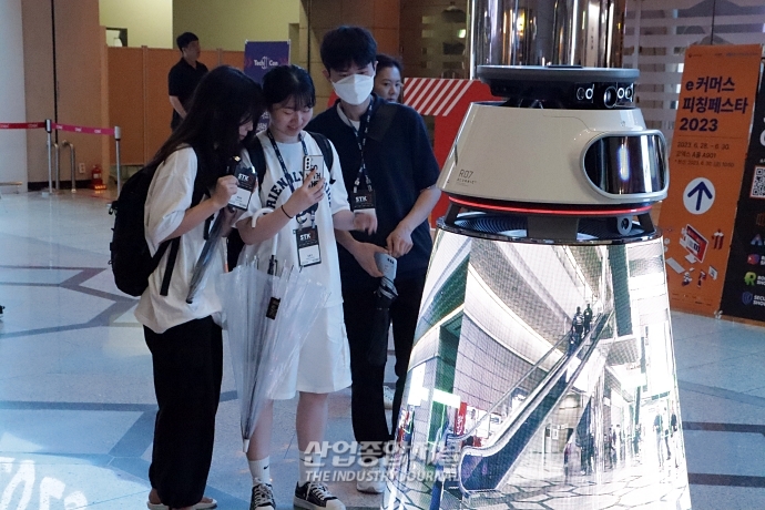 [스마트테크코리아]참관객 맞이하는 AI 서비스 로봇 - 산업종합저널 전시회