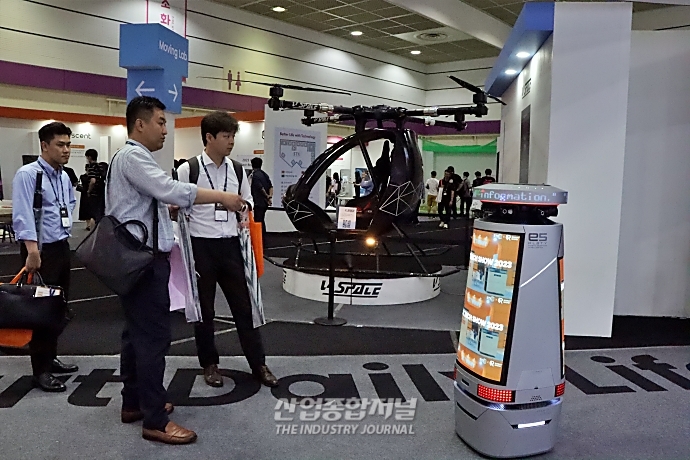 [스마트테크코리아]참관객 맞이하는 AI 서비스 로봇 - 산업종합저널 전시회