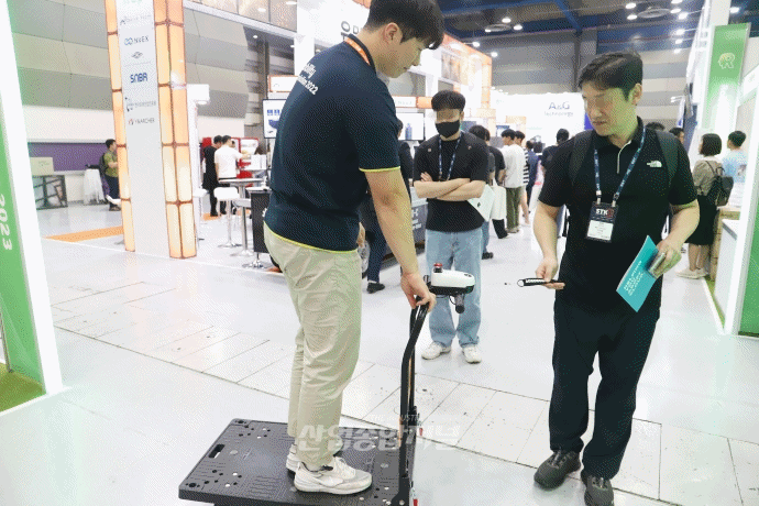 [스마트테크코리아]당기면 따라오는 ‘당나귀 운반차’ - 산업종합저널 전시회