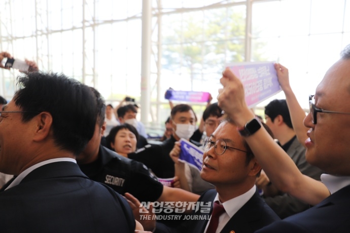 민노총, ‘산업안전보건의 날 기념식’에서 노동부 장관 향해 시위 벌여 - 산업종합저널 정책