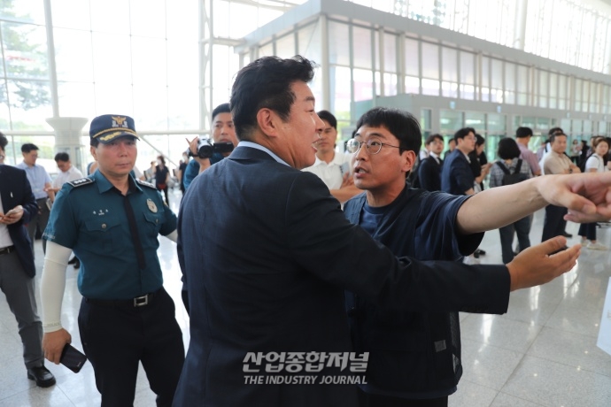 민노총, ‘산업안전보건의 날 기념식’에서 노동부 장관 향해 시위 벌여 - 산업종합저널 정책