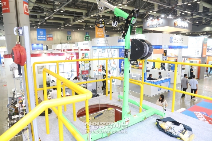 [안전보건전시회]골든타임 사수하는 밀폐 공간 구조장비 - 산업종합저널 전시회