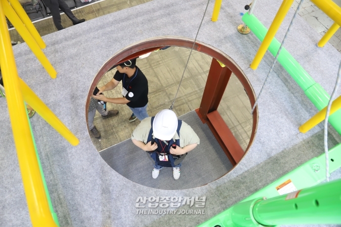 [안전보건전시회]골든타임 사수하는 밀폐 공간 구조장비 - 산업종합저널 전시회