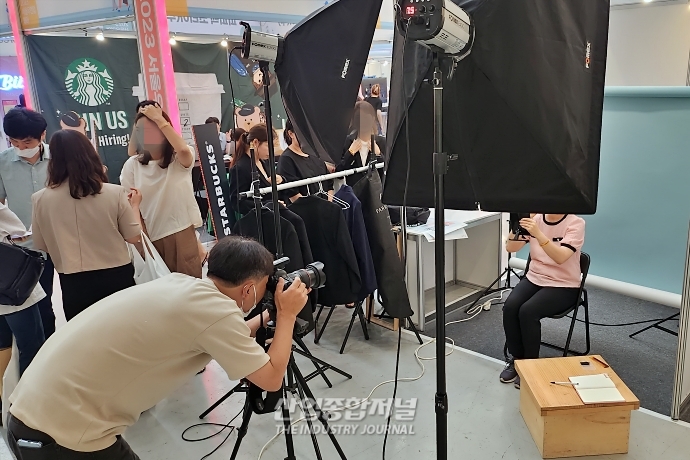 '재취업 이력서 완성하자'… 컨설팅 적극 참여하는 참관객들 - 산업종합저널 전시회