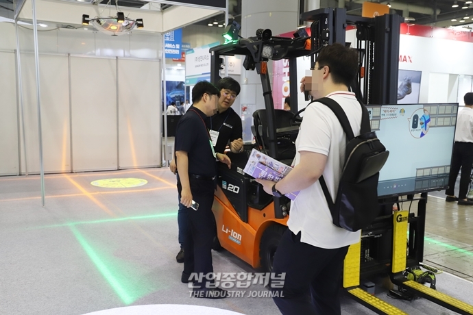 [안전보건전시회]조명, 알람으로 지게차 사고 방지 - 산업종합저널 장비