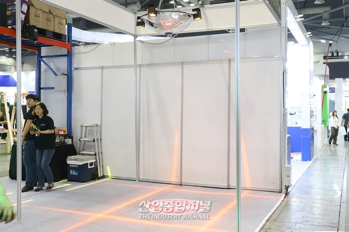 [안전보건전시회]조명, 알람으로 지게차 사고 방지 - 산업종합저널 장비