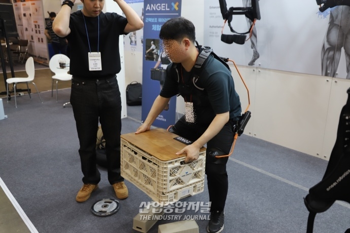 [안전보건전시회] 허리 부담 덜어주는 웨어러블 슈트 - 산업종합저널 전시회
