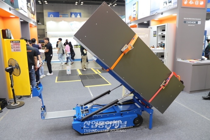 [안전보건전시회] 혼자서 계단 극복 가능한 전동리프트 - 산업종합저널 전시회
