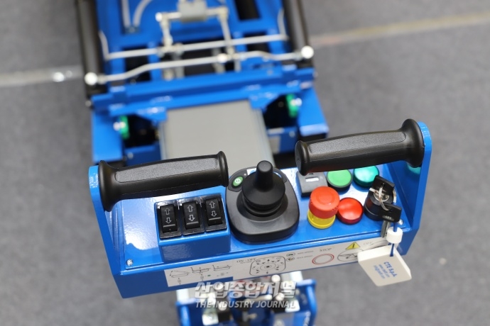 [안전보건전시회] 혼자서 계단 극복 가능한 전동리프트 - 산업종합저널 전시회