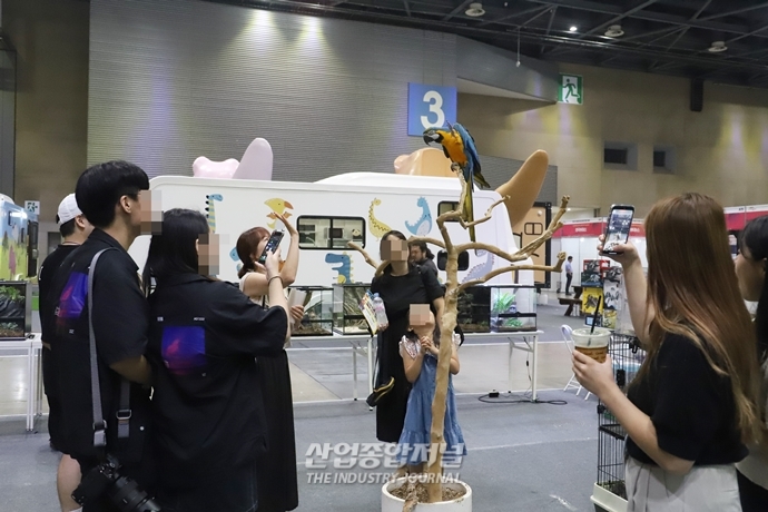 [산업VIEW]산업전시회에 펼쳐진 동물원 - 산업종합저널 전시회