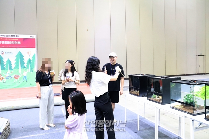 [산업VIEW]산업전시회에 펼쳐진 동물원 - 산업종합저널 전시회