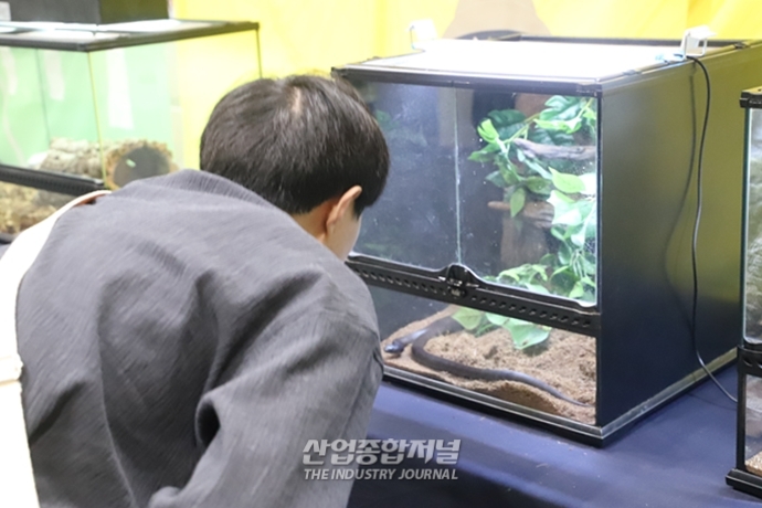 [산업VIEW]산업전시회에 펼쳐진 동물원 - 산업종합저널 전시회