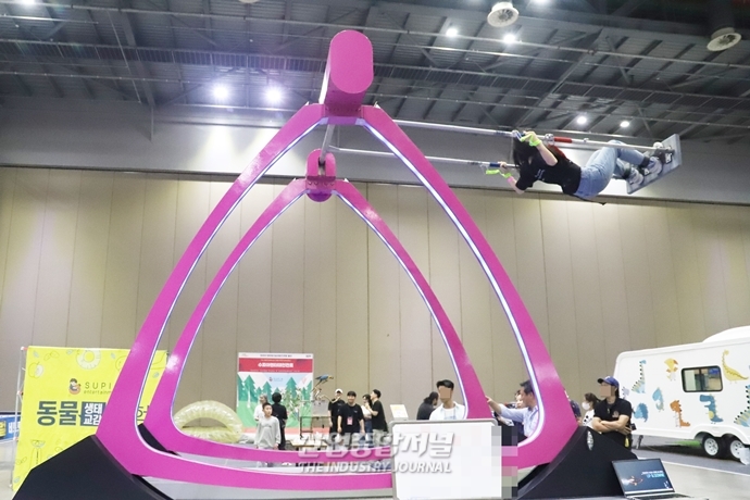 [산업VIEW]“이건 너무 높은데?” 하늘로 솟구친 참관객 - 산업종합저널 전시회