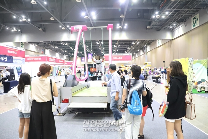 [산업VIEW]“이건 너무 높은데?” 하늘로 솟구친 참관객 - 산업종합저널 전시회