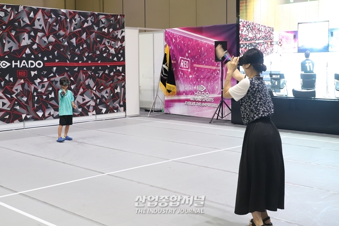 어머니와 아들의 치열한 가상현실 결투 - 산업종합저널 전시회