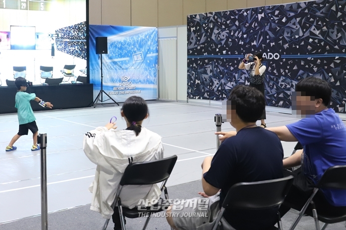 어머니와 아들의 치열한 가상현실 결투 - 산업종합저널 전시회