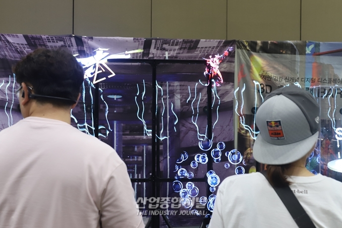 [산업VIEW]참관객 홀린 홀로그램 - 산업종합저널 전시회