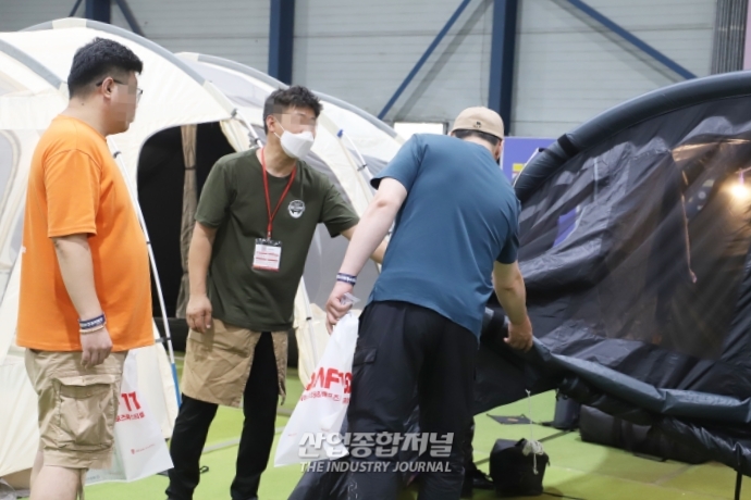 [산업VIEW]만져보고 앉아도 보고…‘고카프’ 모인 캠핑 매니아들 - 산업종합저널 전시회