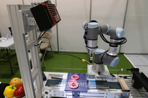 [움짤뉴스] 비전 카메라가 찍으면, 로봇 팔이 운반 - 산업종합저널 전시회