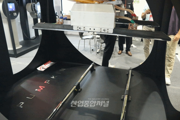 [움짤뉴스]버스 감지하면 자동으로 내려오는 충전용 팬터그래프 - 산업종합저널 전시회