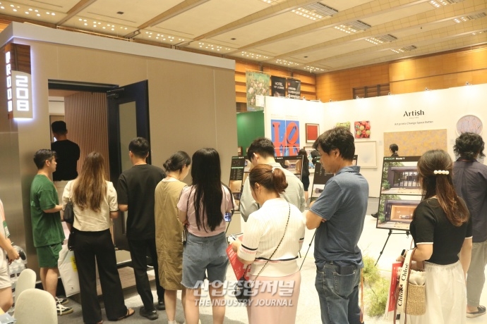 리조트 앞에서 길게 줄 선 ‘건설 전시회’ 참관객들 - 산업종합저널 전시회