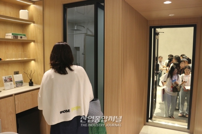 리조트 앞에서 길게 줄 선 ‘건설 전시회’ 참관객들 - 산업종합저널 전시회